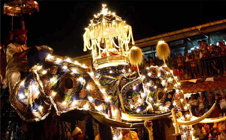kandy-esala-perahera-sri-lanka-august